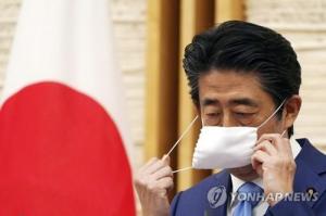 아베의 코로나19 긴급사태 연장에 불만 고조…"일본의 대책은 아날로그"