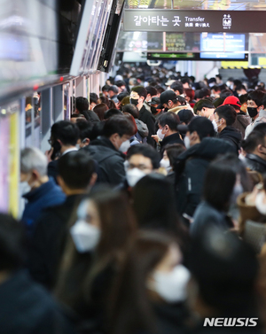 7호선 태릉입구역 신호장애 발생…퇴근길 불편 예상