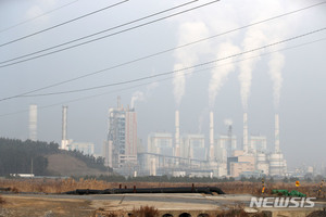 "2034년까지 석탄발전 절반 폐지…원전 17기까지 줄인다"