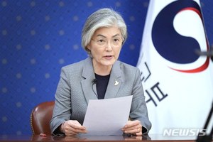 강경화 장관, 日모테기에 &apos;백혈병 어린이 귀국 협조&apos; 사의