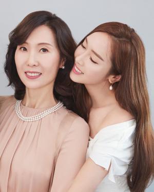 ‘소녀시대 출신’ 제시카, “Happy Mother&apos;s Day”…어머니 얼굴 첫공개