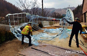 설악산 시속 110㎞…강원 산간·영동 내일까지 태풍급 &apos;바람&apos;