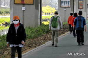 생활 속 거리 두며 건강 챙긴다…홍제천 둘레길 혼자 걷기