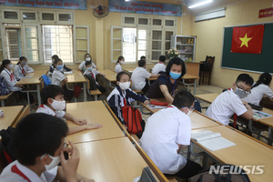 &apos;개학&apos; 다른나라 보니…학교내 자가검사·주당 하루 수업 등