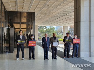 검찰, 향군상조회 전 간부들 구속영장…"김봉현과 공모"