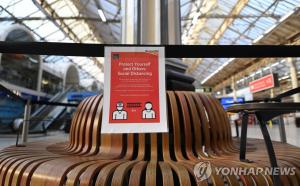 영국서 코로나19 감염자가 뱉은 침 맞은 기차역 역무원 코로나19로 사망