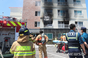 제주 연립주택 화재…1명 죽고 1명 중상(2보)