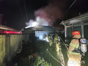 울산 언양읍 주택서 화재…인명피해 없어
