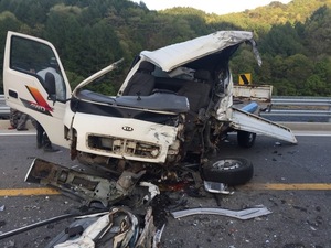 강원 홍천서 중앙선 침범사고로 트럭끼리 충돌…1명 사망·1명 부상