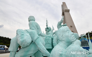 첫 전남도청 앞 5·18 기념식, 오월가족 전면에