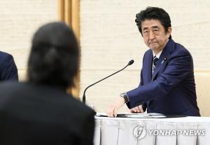 아베, 긴급사태 부분 해제…일본 신문 "코로나 검사 부족, 재확산 우려" 지적