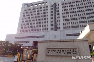 5살 의붓아들 목검으로 마구때려 살해한 계부 &apos;징역 22년&apos;