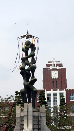 전남대 상징 용봉탑 봉황, 42년 만에 복원·교체