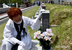 5·18 40돌 하루 앞두고 참배객 줄이어…추모 절정