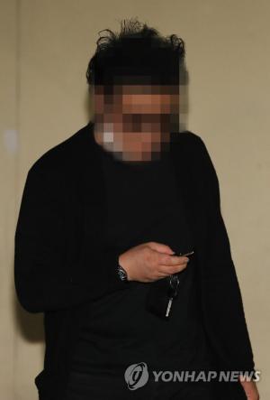 ‘경비원 폭행’ 가해자, “피해자에 사과할 마음있느냐” 질문에 묵묵부답…경찰 조사 후 귀가