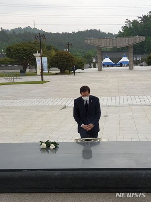 박원순, 5·18 민주묘지 참배…"그날도, 오늘도 시민이 영웅"