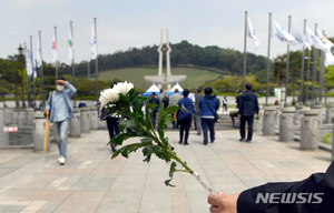 5·18 40주기 맞은 민주묘지…코로나19 속 추모 발길 이어져