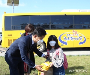 "반가워요" 전남 고3·작은학교, 설렘·긴장 속 등교