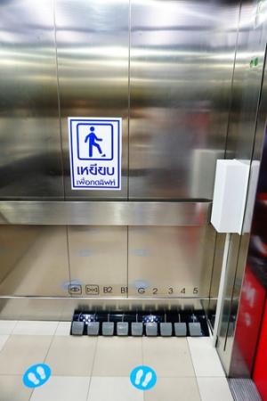 태국서 발로 층 누르는 엘리베이터 등장…코로나 시대 아이디어