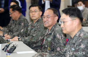 제주출신 부석종 해군총장 강정마을 면담, 상생 기대감↑