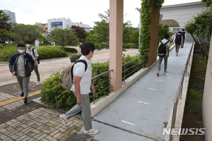 강원, 고3·초·중·특수학교 등 170개교 첫 등교 수업