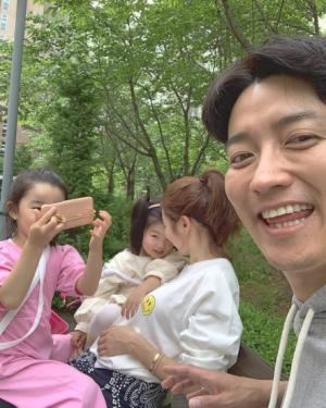 소이현, 남편 인교진-두 딸과 즐긴 나들이 &apos;보기만 해도 행복한 가족&apos;