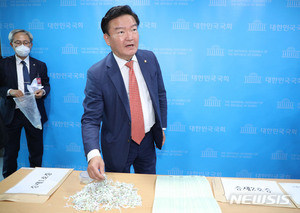 검찰 출석한 통합당 민경욱 의원 "공익제보자 보호돼야"(종합)