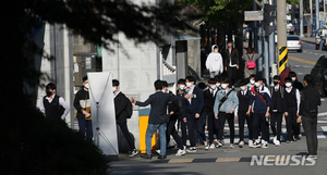 이번주 유치원생·초등 저학년까지 등교…산발적 감염 확산 우려