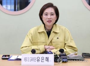 유은혜 "일선 학교, 등교 후 방역 보완대책 적극 제안해달라"…27일 중3·고2·초등1∼2학년·유치원생 등교