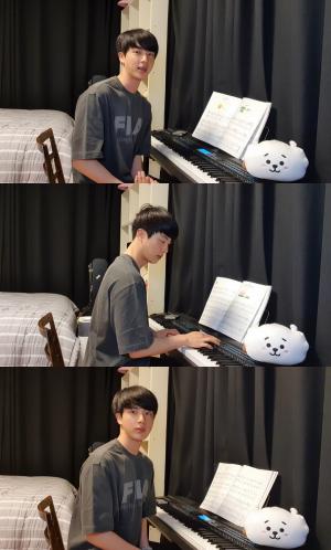 방탄소년단(BTS) 진, 신보 작업기 공개…피아노 연주에 &apos;심쿵&apos;