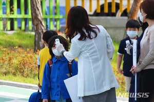 “어서 와~ 학교는 처음이지?” 대구 초등 저학년 등교 시작