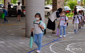 [르포]"친구들 보고 싶었어요" 설렘 가득한 초등학교 첫 등교