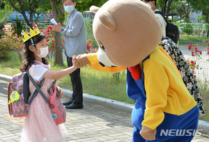 "마스크 꼭 쓰고 다녀야 해"…울산 초등생 부모 불안 여전