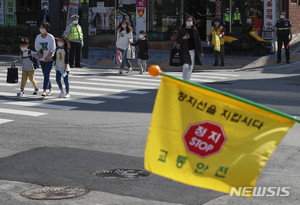 &apos;민식이법&apos; 시행후 첫 등교…초등학교 앞 도로는 초긴장