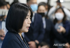 &apos;김복동 장학금&apos; 윤미향 딸에 지급?…정의연 "사실 아냐"