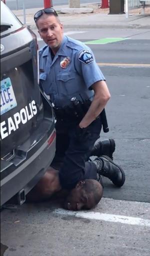 흑인 목 눌러 숨지게 한 미국 경찰관 &apos;살인 혐의&apos;로 체포후 기소…9분간 목 눌러