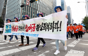 한국노총, &apos;임금 동결론&apos; 발끈…"적정 인상 내수 활성화 기여"