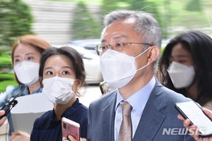 최강욱, 재판 도중 "기자회견 가야"…법원 "위법, 허용안돼"