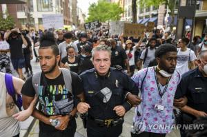 뉴욕타임스 "미국 인종차별 반대 흑인 사망 시위, 경찰 만행 사라져야 끝난다"