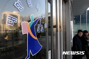 &apos;예술고 성적조작&apos; 혐의 유명 화가, 2심서도 집행유예