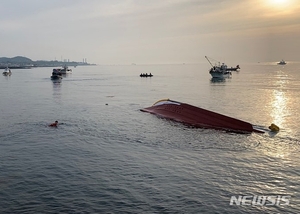 제주, 괭생이 모자반 피하던 어선 좌초…인명피해 없어