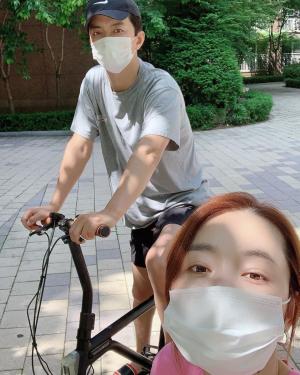 소이현, 남편 인교진과 자전거 데이트 &apos;마스크 착용은 필수&apos;