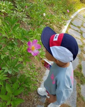 신정환, 훌쩍 큰 아들 근황 공개 "꽃냄새를 아는 나이"