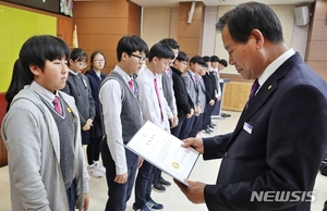 옥천장학회, 코로나19 극복 초·중·고 &apos;교육재난특별장학금&apos; 지급