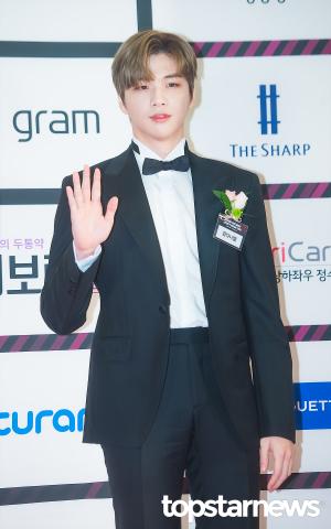 [HD포토] 강다니엘, ‘훈훈한 손인사’ (2020브랜드고객충성도대상)