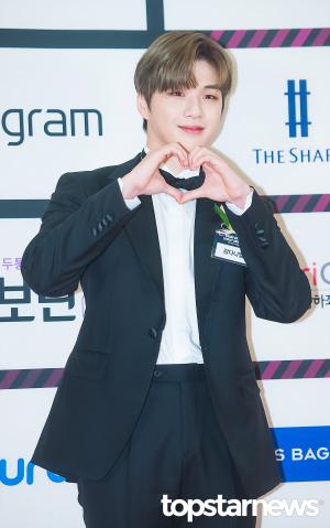 [HD포토] 강다니엘, ‘마음을 담은 손하트’ (2020브랜드고객충성도대상)