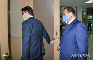 "군수가 1억원 받았다고 했다"…김영만 군위군수 재판 공방
