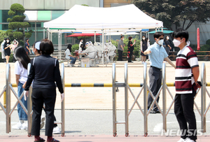 폭염에… &apos;워킹스루&apos; 지원 보건소 직원 3명 쓰러져