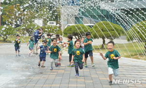 &apos;불볕더위 지속&apos; 충북 낮 32~34도…밤부터 30~70㎜ 비