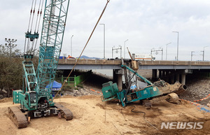 인천공항고속도로에 건설장비 넘어져…서울방향 정체